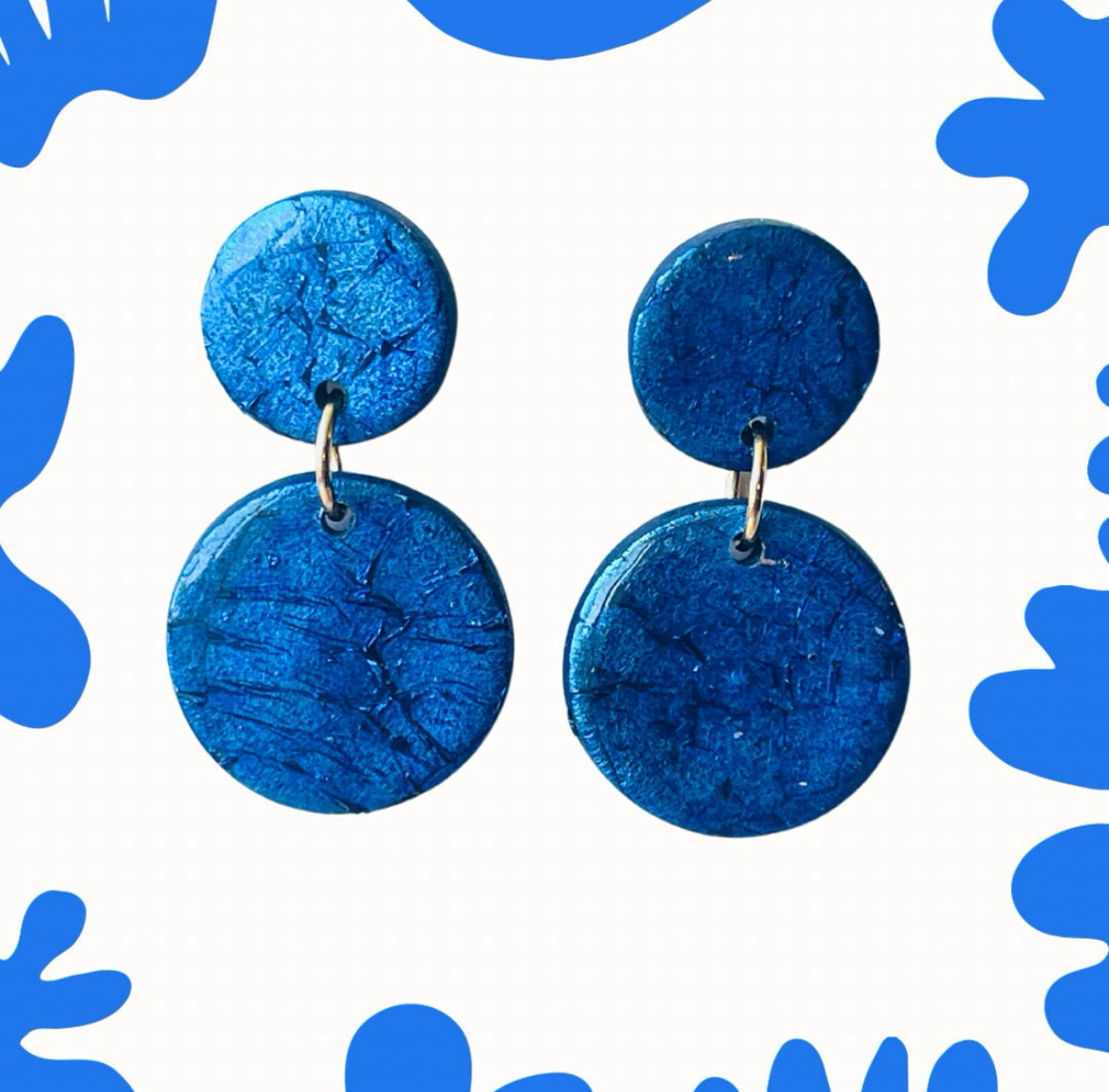 These small blue earrings shimmer with a unique cracked-glass effect, inspired by the renowned island of Murano. Just like the vibrant glass artistry found in Venice, these earrings capture light beautifully and are available in a range of bold, eye-catching colors.
MySaraJewellery blue Murano earrings