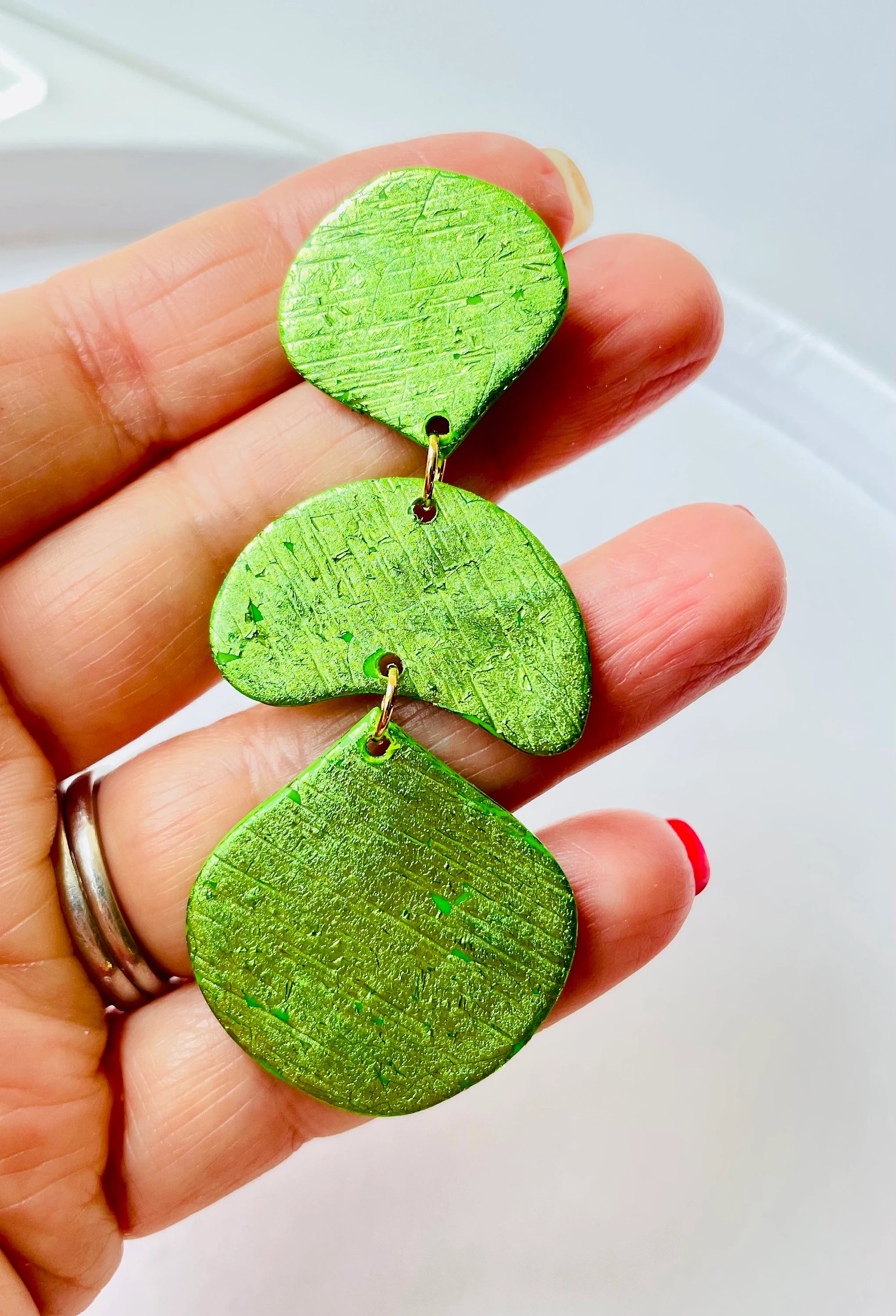 Make the most of the holiday season with these stunning statement earrings. Featuring a vibrant green color and unique texture, they're sure to turn heads at any party. And with their bold design, these earrings make the perfect gift for any fashion-forward friend or loved one. It is always the season for showing off your style! Add a vibrant green accent to your summer dresses on the beach or for an al fresco aperitif!