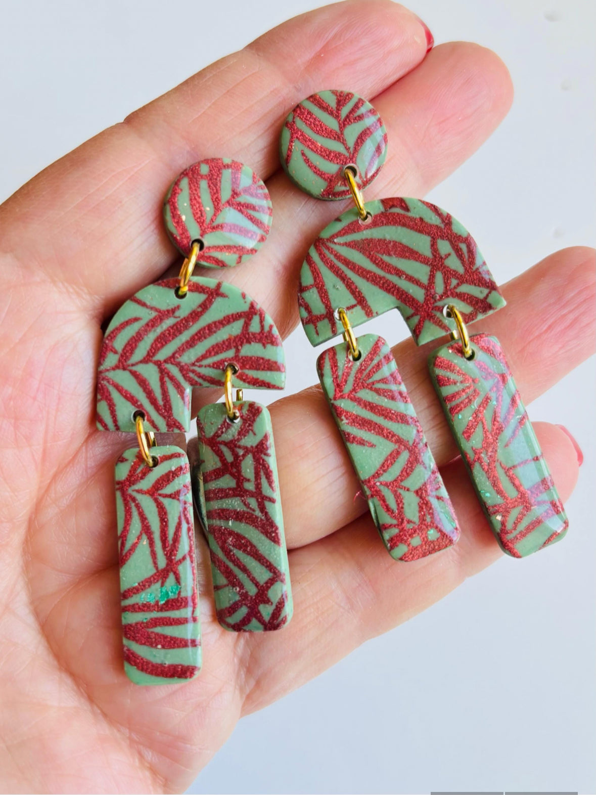Stunning handmade statement earrings in green and; copper, perfect for autumn palettes. Bold, elegant, and lightweight—ideal for any outfit this season!
These earrings were designed to complement the warm, earthy tones of an autumn color palette. The perfect blend of bold and elegant, these earrings feature intricate detailing and a natural-inspired color scheme, evoking the beauty of falling leaves and crisp autumn days.
Lightweight and versatile, they’re ideal for adding a sophisticated pop 
