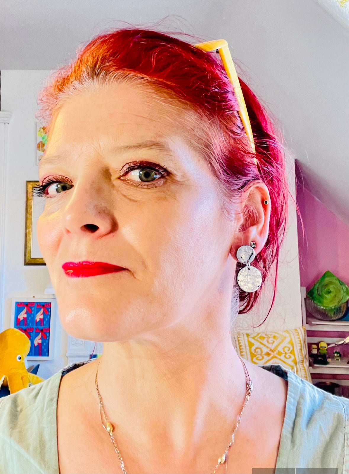 These small silver earrings shimmer with a unique cracked-glass effect, inspired by the renowned island of Murano. Just like the vibrant glass artistry found in Venice, these earrings capture light beautifully and are available in a range of bold, eye-catching colors.
MySaraJewellery silver Murano earrings